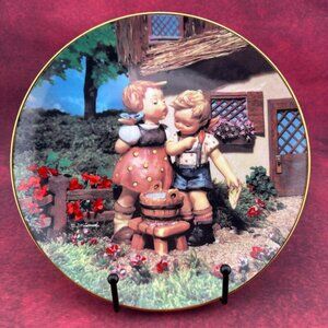 M J HUMMEL "SQUEAKY CLEAN" LITTLE COMPANIONS COLLECTIONS PLATE "VB4083", 8.25"